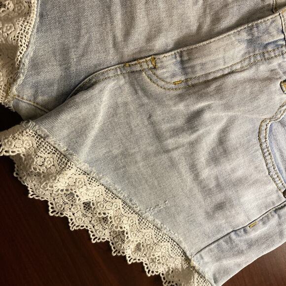 Free People Crochet Lace Trim Boho Denim Jean Shorts Womens Size 28 Button EUC - Picture 7 of 14